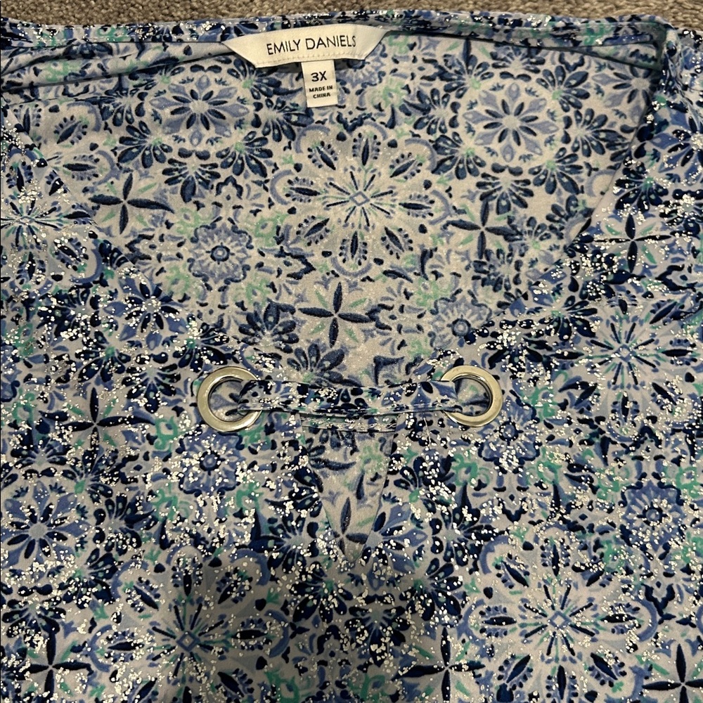 NWT TOP - Picture 2 of 3